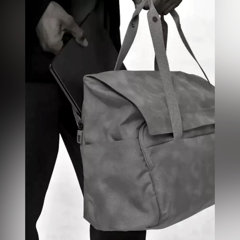 Lululemon New Early Embark Duffel 27L Deep Coal Nylon Large Messenger Laptop Bag - Picture 8 of 10